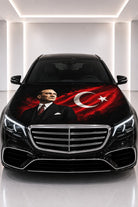 Couvre-capot de voiture Atatürk et drapeau turc — housse imprimée posée sur le capot d’une voiture noire
