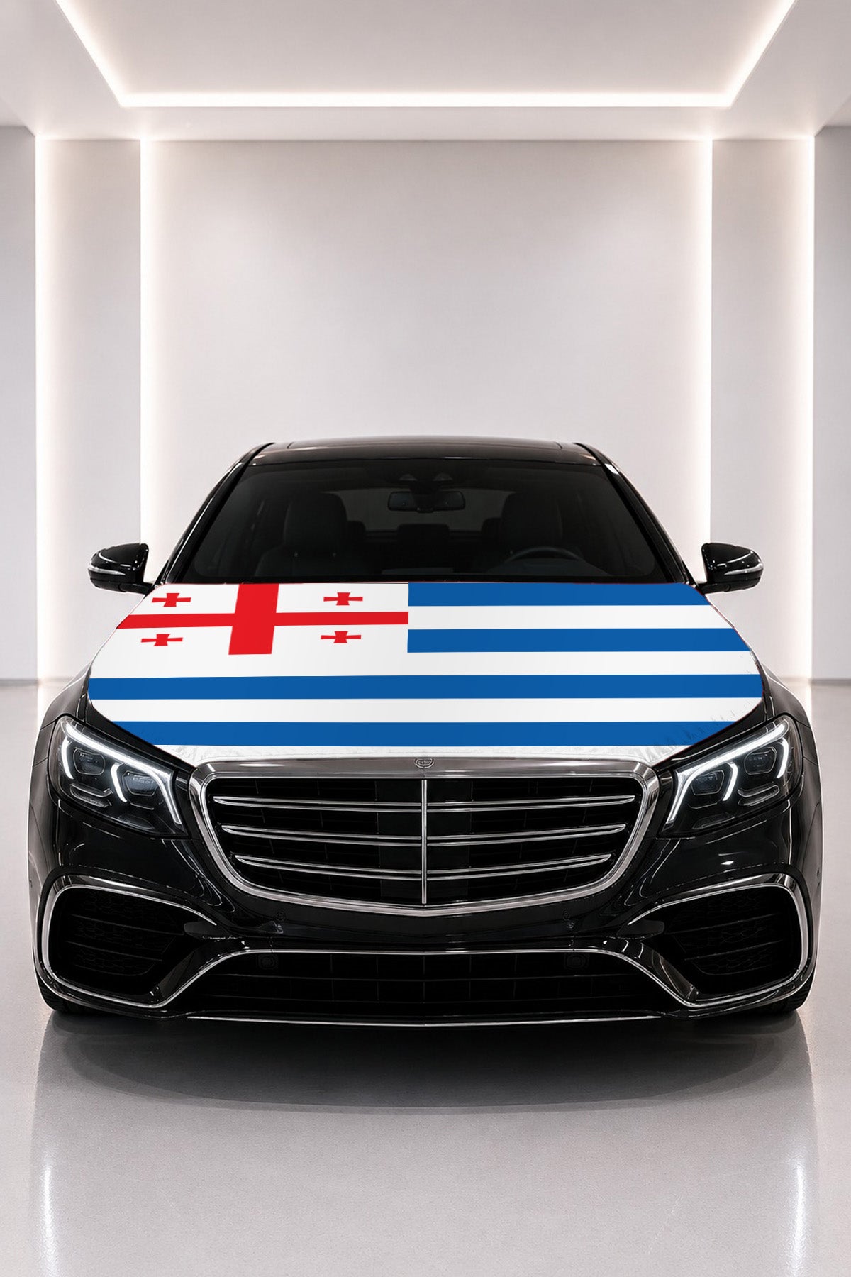 Couvre-capot drapeau d'Adjarie posé sur le capot d’une voiture noire