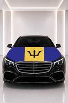 Couvre-capot drapeau de la Barbade posé sur le capot d’une voiture noire