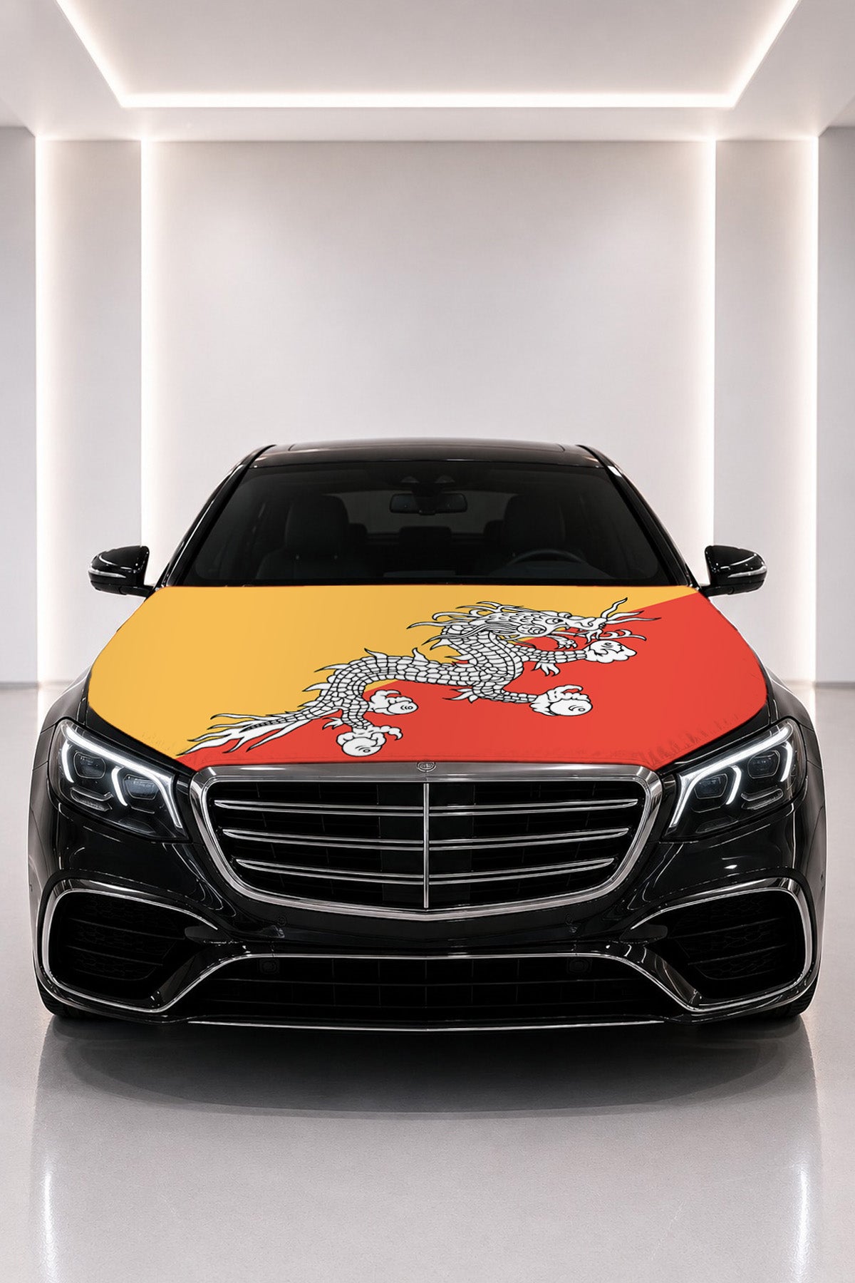 Couvre-capot drapeau du Bhoutan posé sur le capot d’une voiture noire