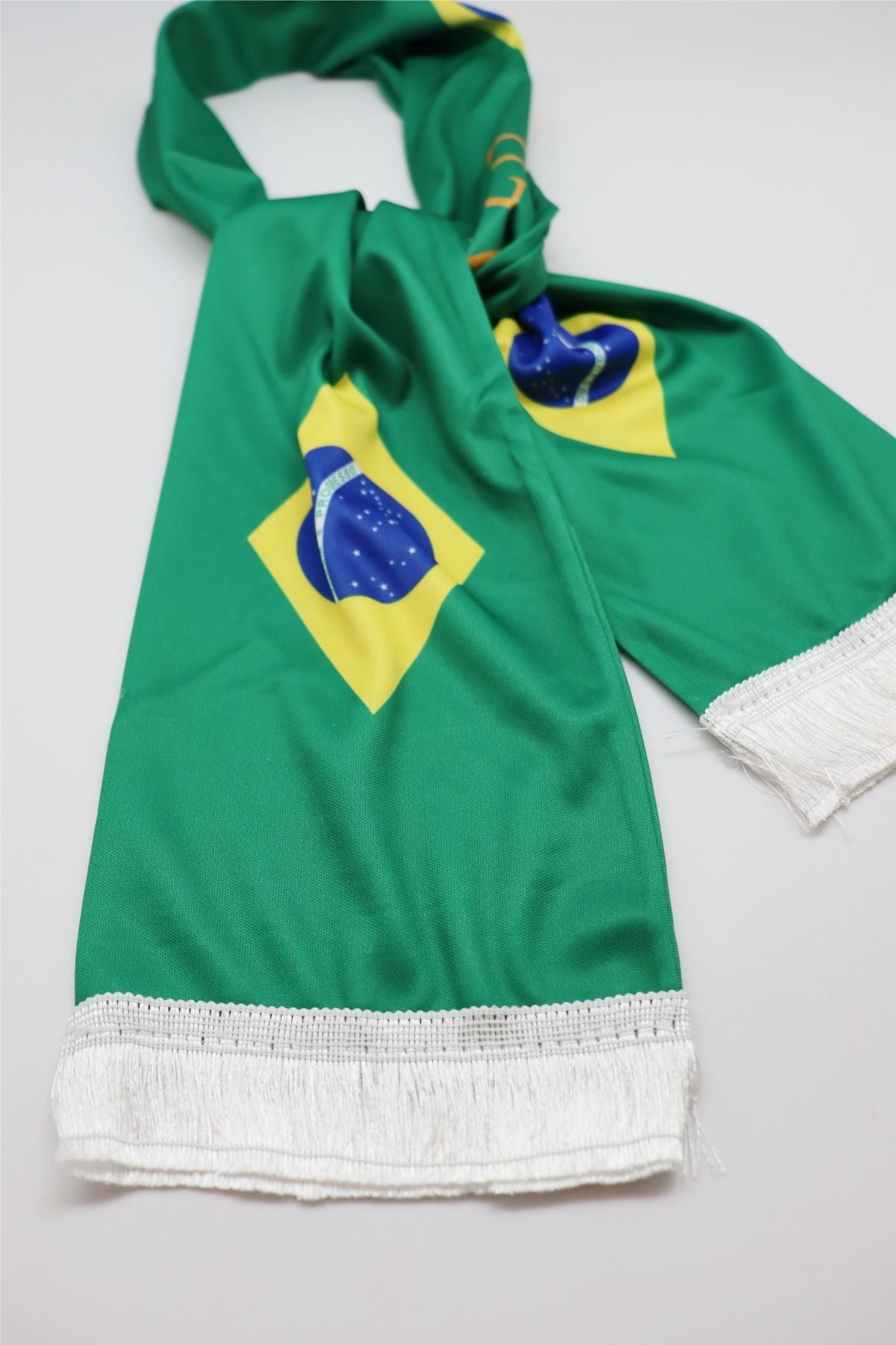 Écharpe de Supporter Satin – Drapeau du Brésil en gros plan — tissu aspect satin, impression et frange blanche