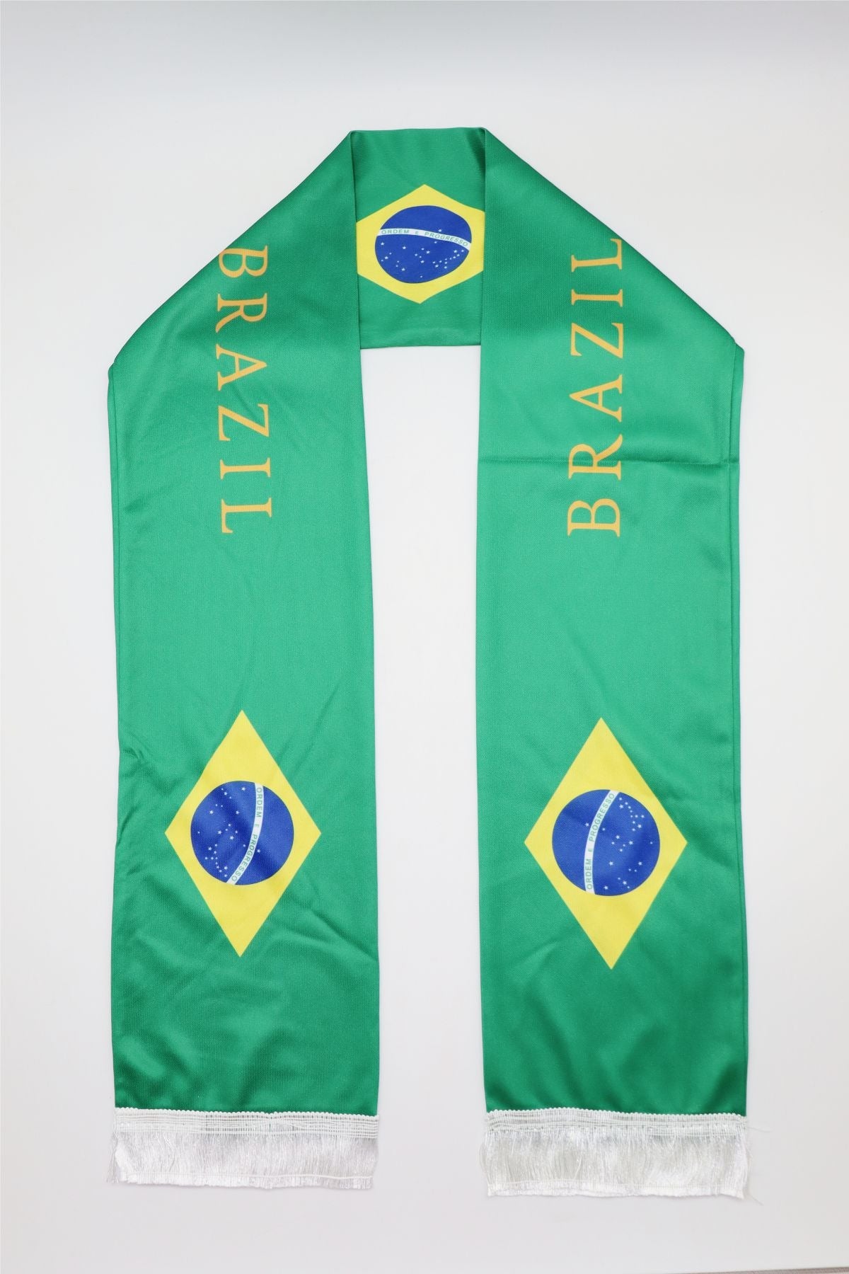 Écharpe de Supporter Satin – Drapeau du Brésil à plat, sur toute la longueur — inscription BRAZIL et franges blanches
