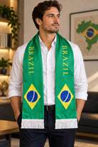 Écharpe de Supporter Satin – Drapeau du Brésil portée autour du cou par un homme en chemise blanche
