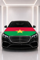 Couvre-capot drapeau du Burkina Faso posé sur le capot d’une voiture noire