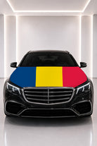 Couvre-capot drapeau du Tchad posé sur le capot d’une voiture noire