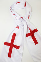 Écharpe de Supporter Satin – Drapeau de l’Angleterre en gros plan — tissu aspect satin, impression et frange blanche