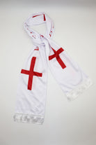 Écharpe de Supporter Satin – Drapeau de l’Angleterre nouée, montrant l’impression sur les deux faces