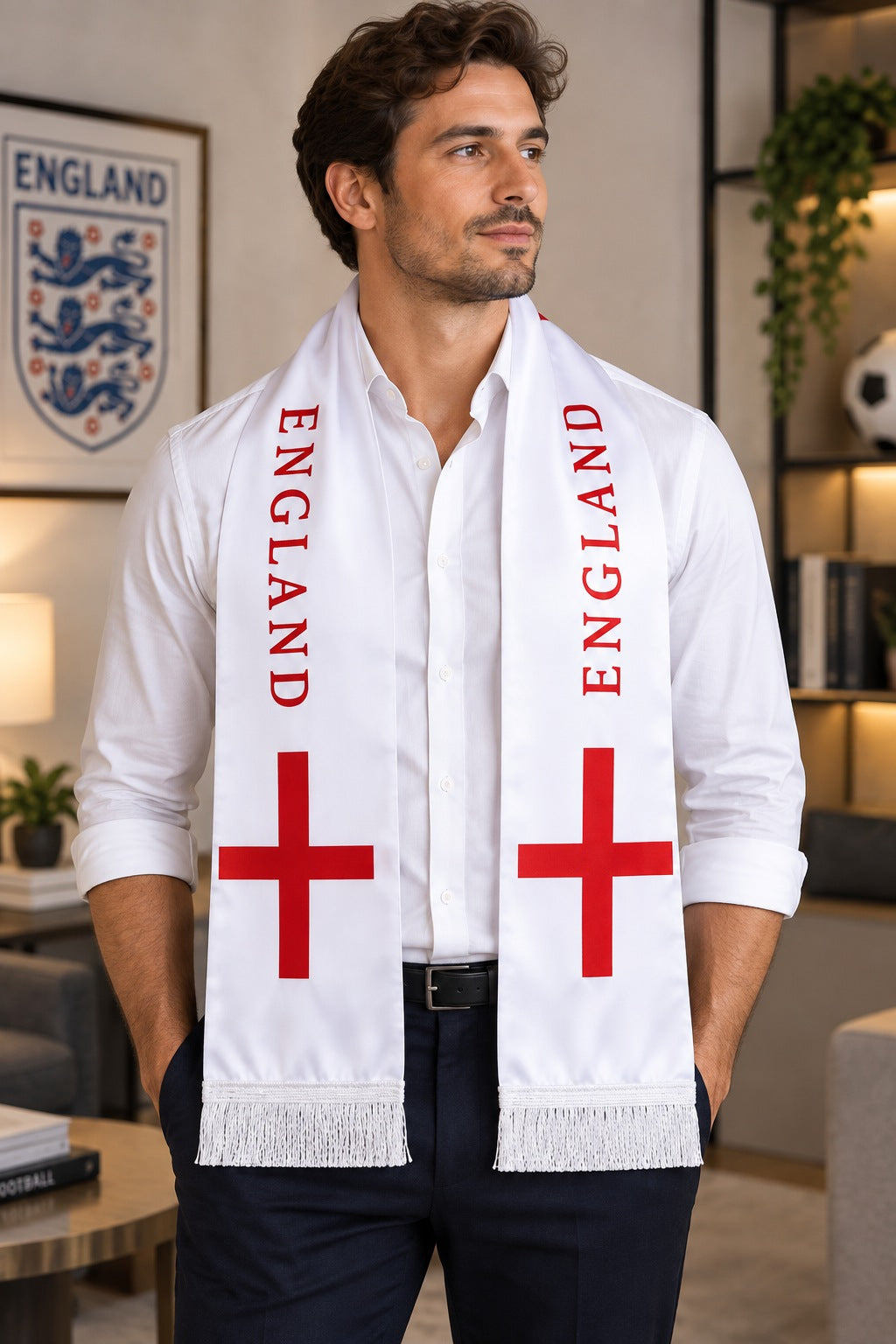 Écharpe de Supporter Satin – Drapeau de l’Angleterre portée autour du cou par un homme en chemise blanche