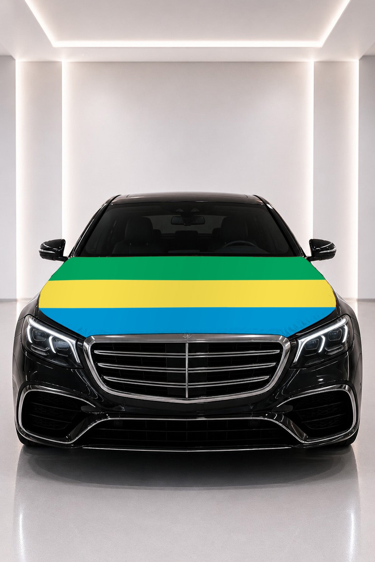 Couvre-capot drapeau du Gabon posé sur le capot d’une voiture noire