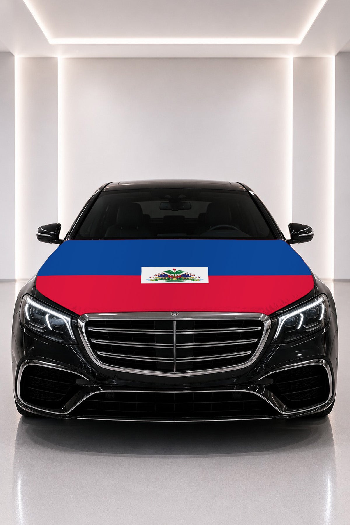 Couvre-capot drapeau d'Haïti posé sur le capot d’une voiture noire