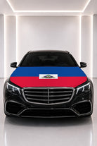 Couvre-capot drapeau d'Haïti posé sur le capot d’une voiture noire