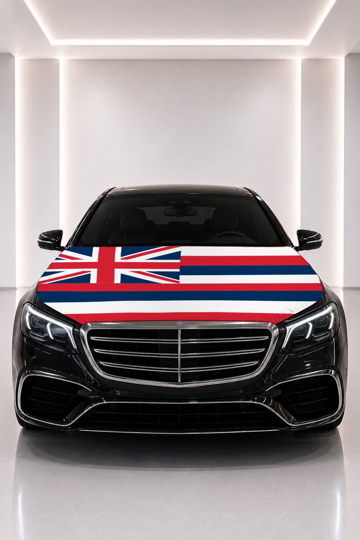 Couvre-capot drapeau d'Hawaï posé sur le capot d’une voiture noire