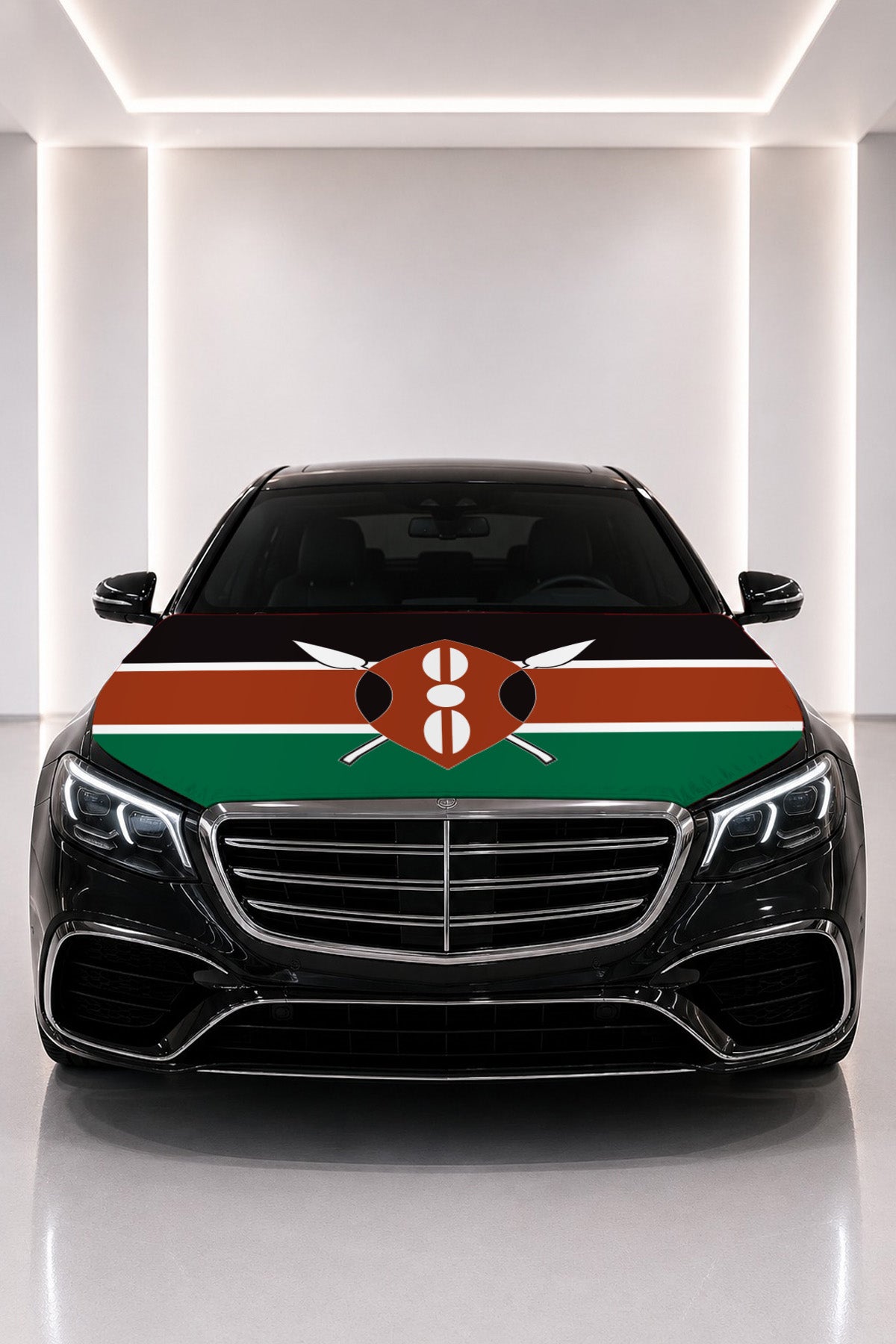 Couvre-capot drapeau du Kenya posé sur le capot d’une voiture noire