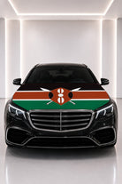 Couvre-capot drapeau du Kenya posé sur le capot d’une voiture noire