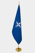 Drapeau officiel d'intérieur de l'OTAN — mât doré all-groups