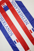 Écharpe de Supporter Satin – Drapeau des Pays-Bas en détail — inscription NETHERLANDS et impression du drapeau