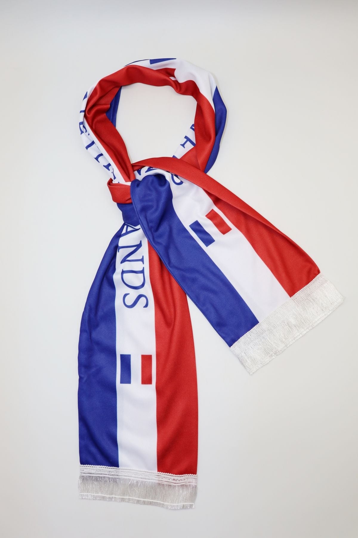 Écharpe de Supporter Satin – Drapeau des Pays-Bas nouée, montrant l’impression sur les deux faces