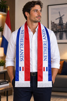 Écharpe de Supporter Satin – Drapeau des Pays-Bas portée autour du cou par un homme en chemise blanche