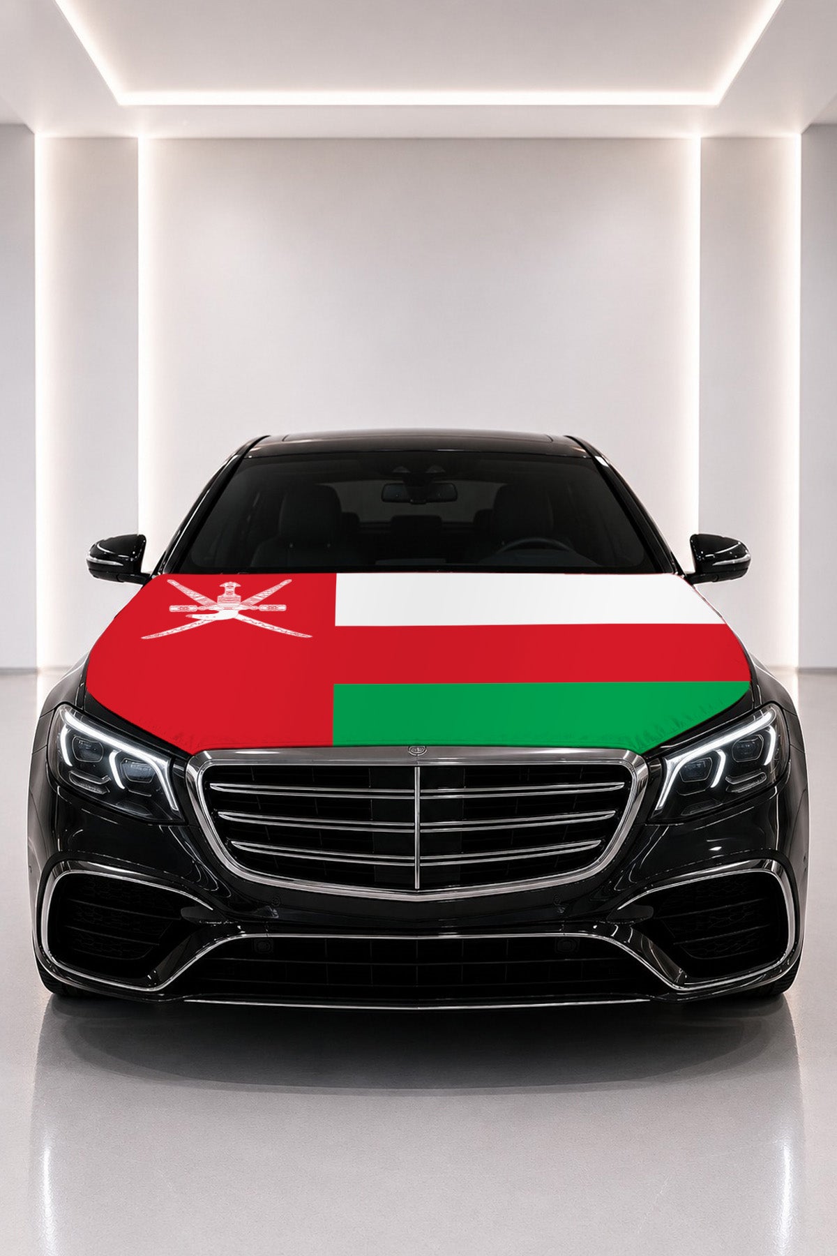 Couvre-capot drapeau d'Oman posé sur le capot d’une voiture noire