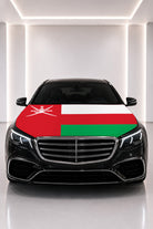 Couvre-capot drapeau d'Oman posé sur le capot d’une voiture noire