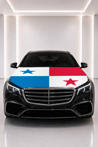 Couvre-capot drapeau du Panama posé sur le capot d’une voiture noire