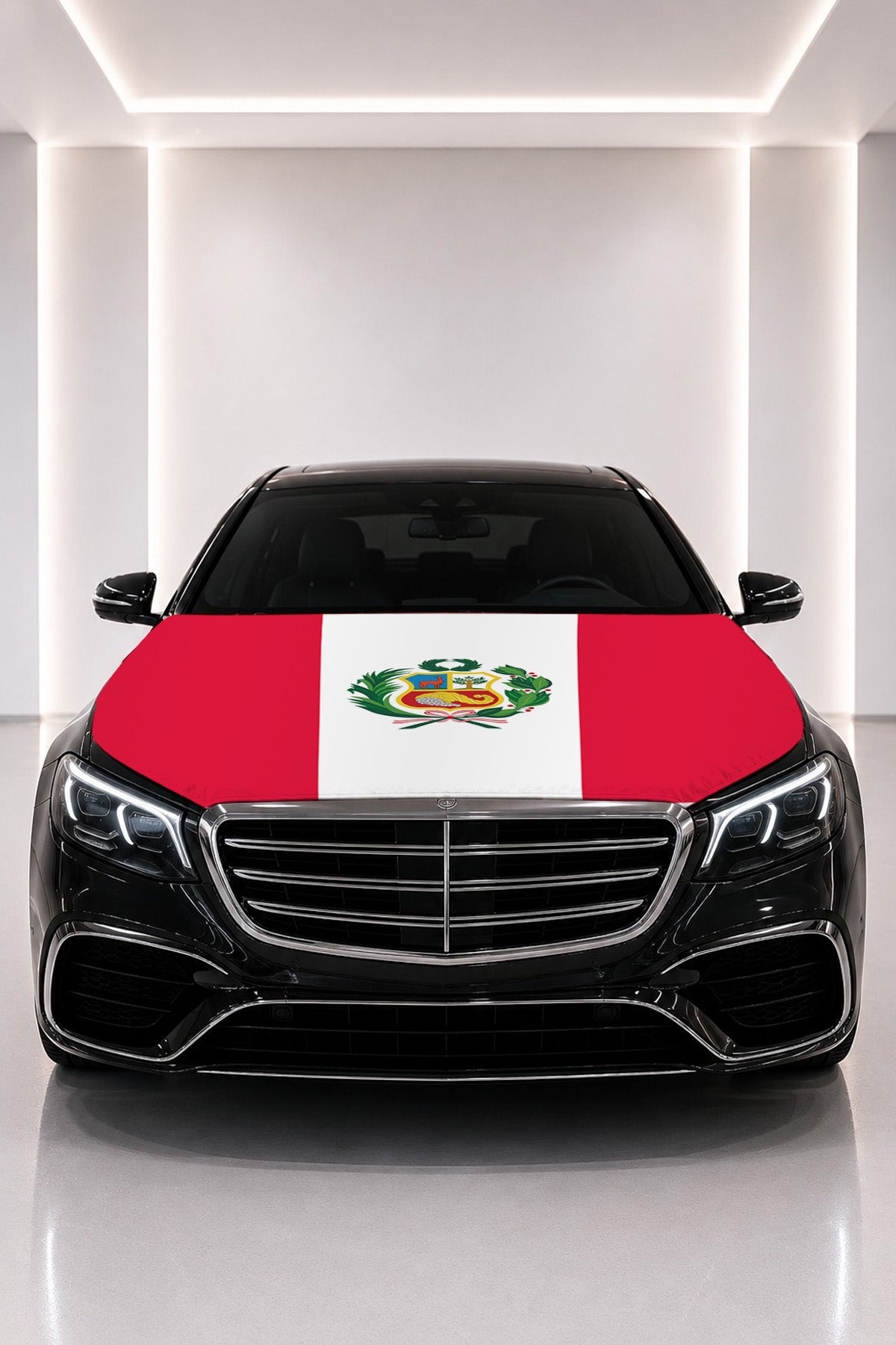 Couvre-capot drapeau du Pérou posé sur le capot d’une voiture noire