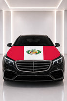 Couvre-capot drapeau du Pérou posé sur le capot d’une voiture noire