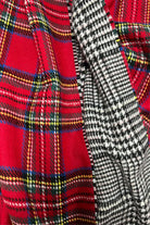 Gros plan du tissu : tartan rouge à côté du pied-de-poule noir et blanc