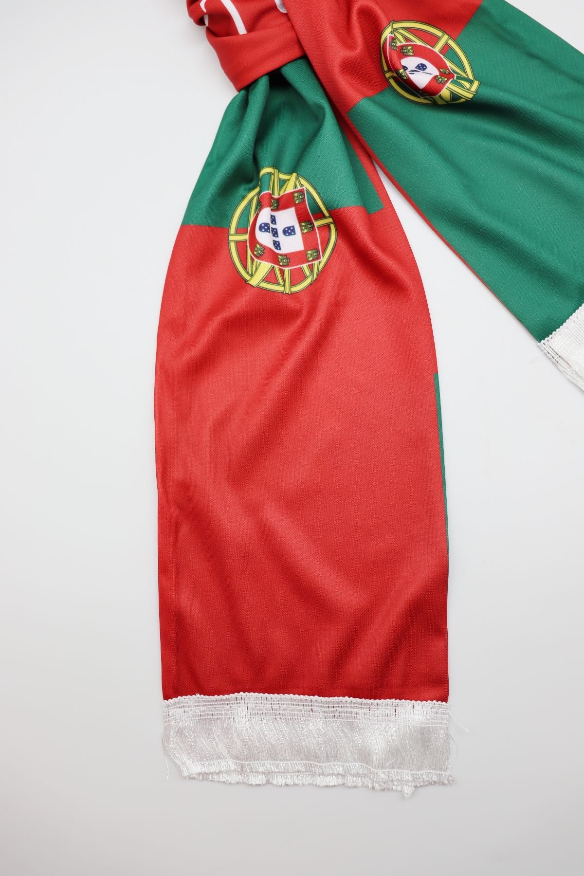 Écharpe de Supporter Satin – Drapeau du Portugal en gros plan — tissu aspect satin, impression et frange blanche