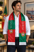 Écharpe de Supporter Satin – Drapeau du Portugal portée autour du cou par un homme en chemise blanche