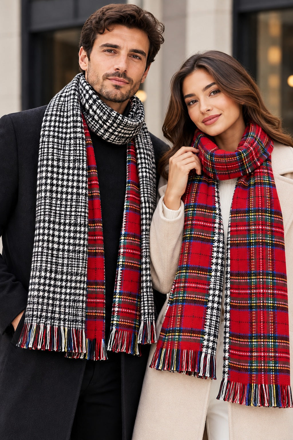 Écharpe à carreaux rouge réversible à franges portée par un homme et une femme — côté pied-de-poule et côté tartan