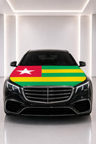 Couvre-capot drapeau du Togo posé sur le capot d’une voiture noire
