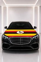Couvre-capot drapeau de l'Ouganda posé sur le capot d’une voiture noire