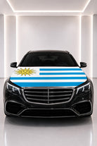 Couvre-capot drapeau de l'Uruguay posé sur le capot d’une voiture noire