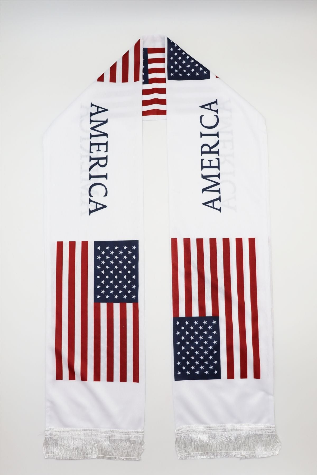 Écharpe de Supporter Satin – Drapeau des États-Unis à plat, sur toute la longueur — inscription AMERICA et franges blanches