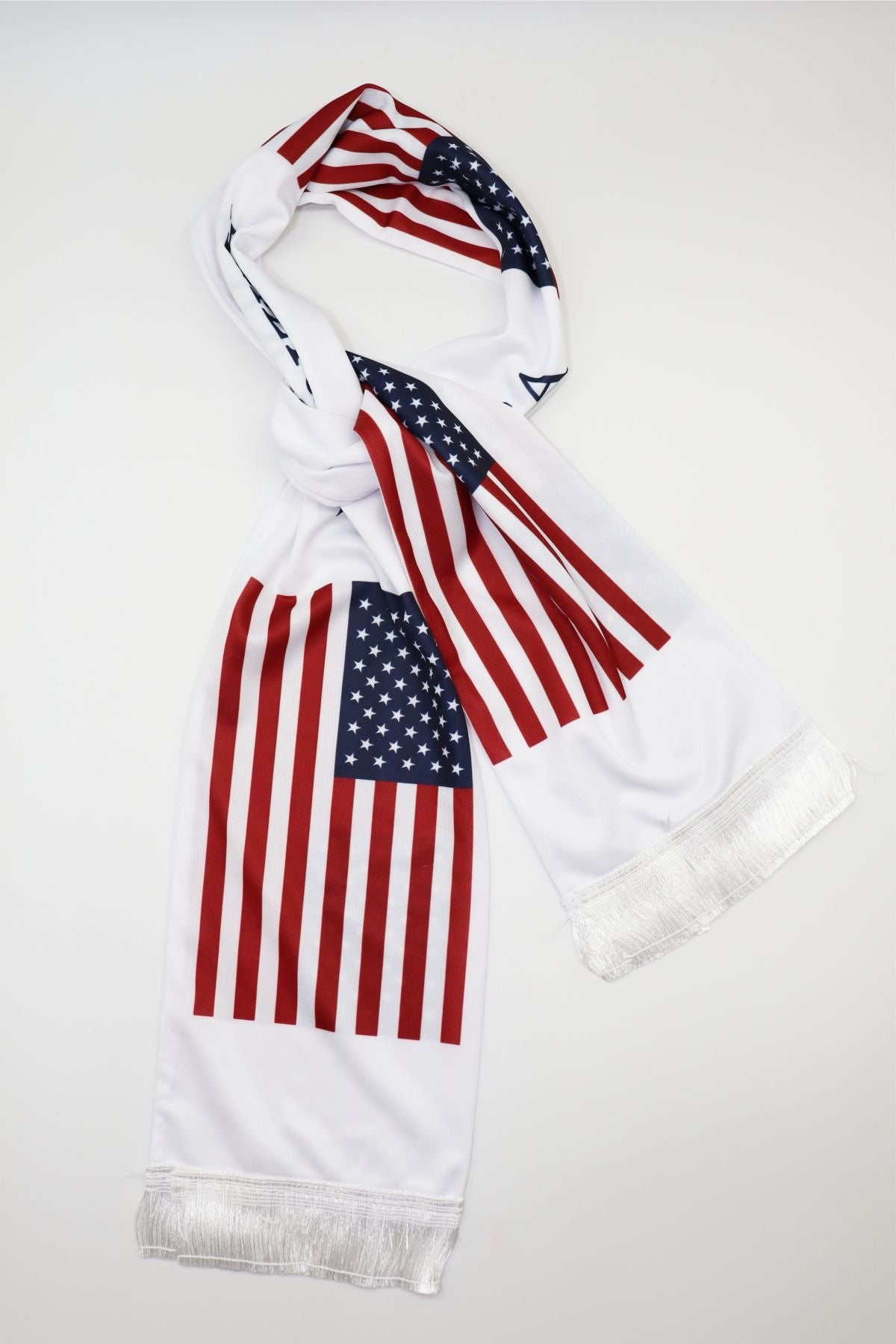 Écharpe de Supporter Satin – Drapeau des États-Unis nouée, montrant l’impression sur les deux faces