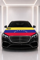 Couvre-capot drapeau du Venezuela posé sur le capot d’une voiture noire