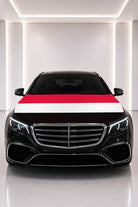 Couvre-capot drapeau du Yémen posé sur le capot d’une voiture noire
